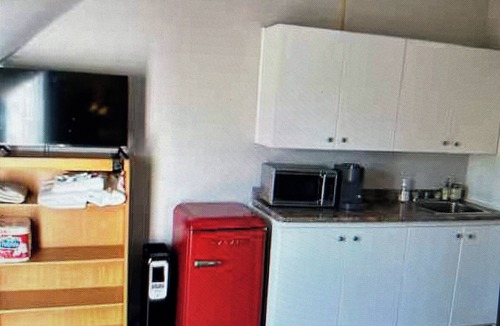 North Grenville Apartment | Linden Leaf Gasthaus Inn Apartment Pet friendly Country walks, just off hwy 416