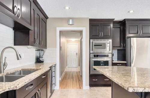 Banff Trail House | "Linen & Morley" 3 Bd W Huge Yard & 2 Living Rooms
