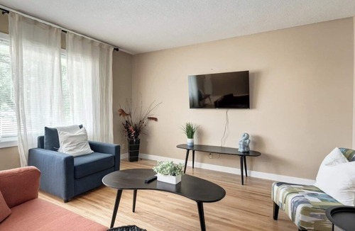 Banff Trail House | "Linen & Morley" 3 Bd W Huge Yard & 2 Living Rooms