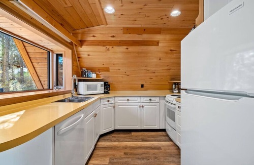 East Kootenay Cabin | Little Bear Lodge | Slope-Side | A-Frame | Hot Tub