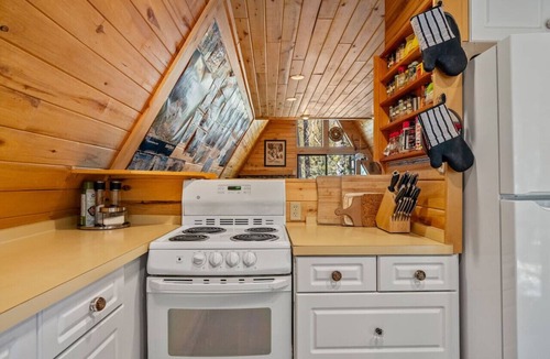 East Kootenay Cabin | Little Bear Lodge | Slope-Side | A-Frame | Hot Tub