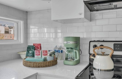 Southwest Calgary Apartment | Lively 17 Ave King Suite UG Parking Walk to Saddledome Free Banff Pass