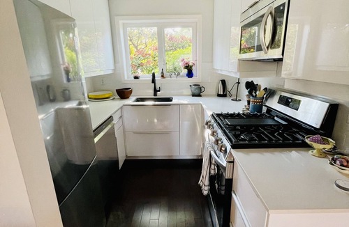 South Oak Bay House | Location! Location! Bright, modern and clean south Oak Bay garden suite.