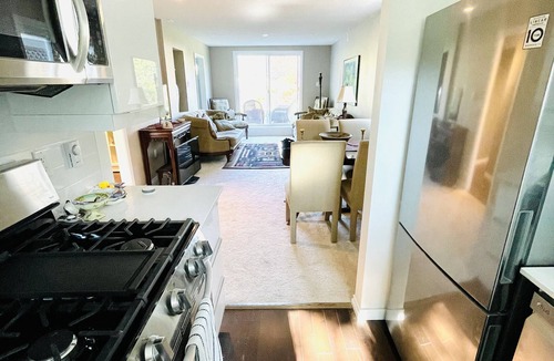 South Oak Bay House | Location! Location! Bright, modern and clean south Oak Bay garden suite.