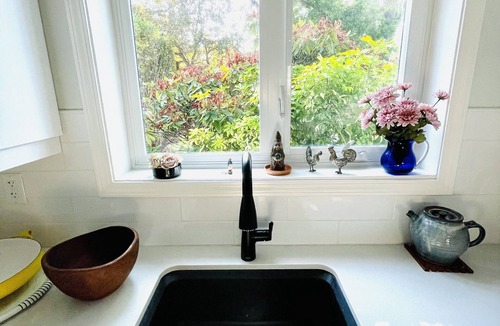 South Oak Bay House | Location! Location! Bright, modern and clean south Oak Bay garden suite.