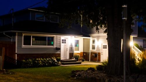 Saanich East Apartment | Location, Location, Location-Immaculate 1 Bedroom Suite
