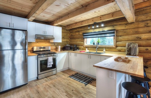 Mont-Tremblant Cabin | Log Cabin near Tremblant (5 min). Hot tub, lake access, safe roaming. Sleeps up 4