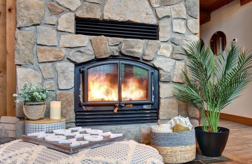 Labelle Ski Chalet | Log Cabin w Hot Tub, Beach 10m, near Tremblant