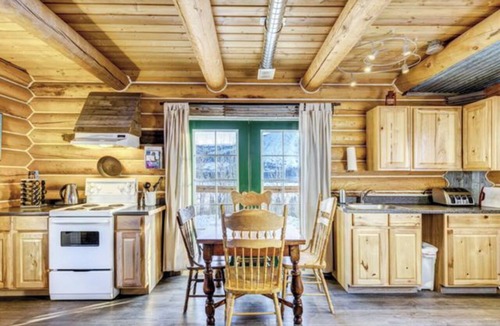 Mount Lorne Cabin | Log Cabin with Amazing Mountain & Lake Views (Pet Friendly)