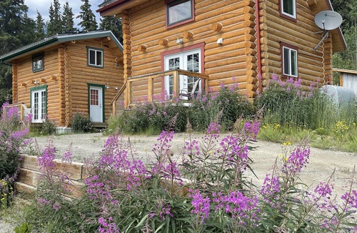 Mount Lorne Cabin | Log Cabin with Amazing Mountain & Lake Views (Pet Friendly)