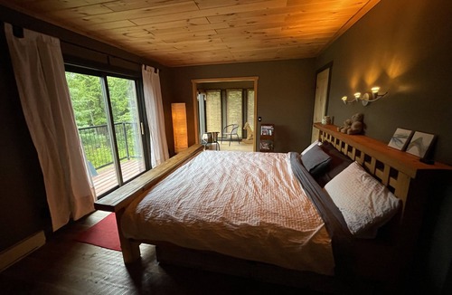 Proctor Bed & Breakfast | Loki Suite Private floor with a King size bed on the view side of the lodge.