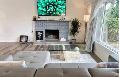 Hatzic House | Lovely 3-bedroom upper rental unit