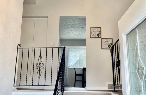Hatzic House | Lovely 3-bedroom upper rental unit
