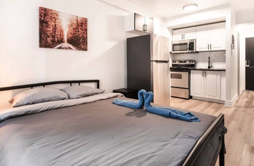 Mile End Apartment | Lovely Brand New Studio w/AC & Balcony