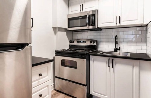 Mile End Apartment | Lovely Brand New Studio w/AC & Balcony