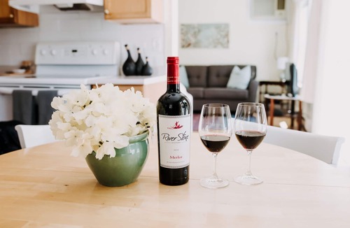 Oliver Cottage | Lovely Private Cottage overlooking the vines at River Stone Estate Winery