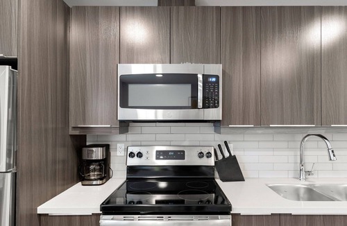Jasper Place House | Lovely Queen Bed Near/Wem W/Prkg