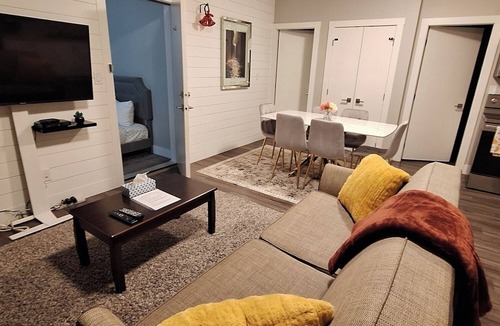 Langford House | Lovely Two Bedroom Suite w A/C - Sleeps 8! Complimentary Snacks & Drinks!