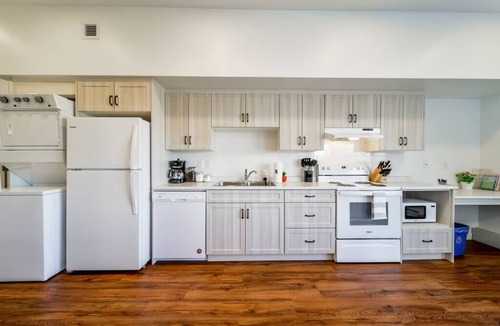 West Edmonton Apartment | LoversTropicalBahamasStudioKingU/GWifi
