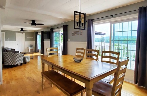 Val-des-Monts Cottage | Luminaire on Lac McGregor