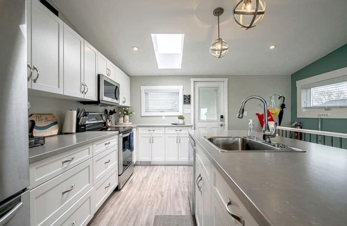 Leamington Cabin | Luminous Retreat with Panoramic Beach Views in Ontario