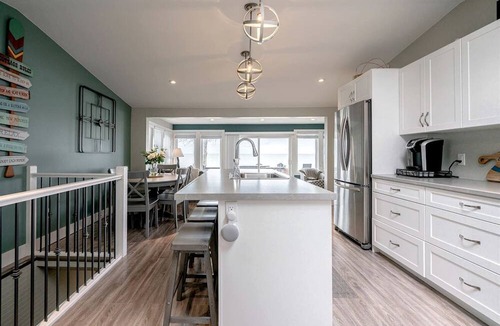 Leamington Cabin | Luminous Retreat with Panoramic Beach Views in Ontario