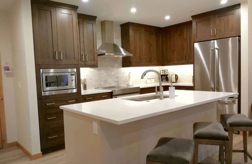 Canmore Condo | *LUX* 1 BR King Condo DT Canmore, Heated Parking, Hot tub