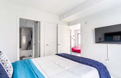 Virginia Square Apartment | Luxe 1Bdrm Rooftop Deck Gym+Free Garage Parking!
