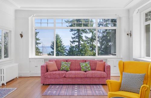 West Vancouver House | Luxe 3BR Coastal Retreat - Views, Hot Tub and BBQ