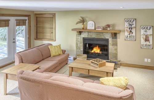 Mont-Tremblant Ski Chalet | Luxe Chalet with Hot Tub on the Golf course!
