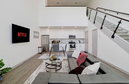 Northeast Edmonton Apartment | Luxe Loft, King bed, 10 mins from Dt