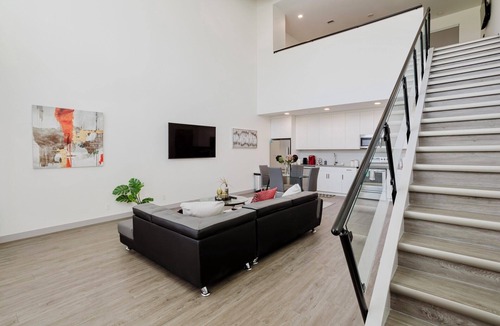 Northeast Edmonton Apartment | Luxe Loft, King bed, 10 mins from Dt