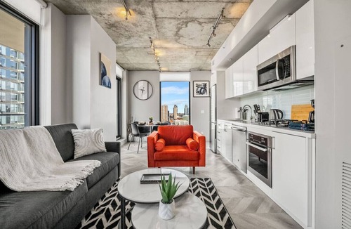 Connaught Apartment | Luxe Modern Escape W/Tower Views