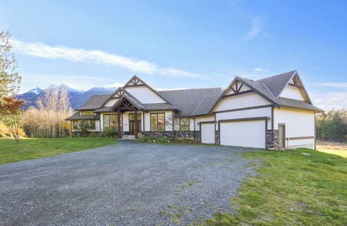 Sardis Villa | Luxe Mountain Villa with Hot Tub, Sauna, Fire Pit, Pool Table on 13 flat Acres.