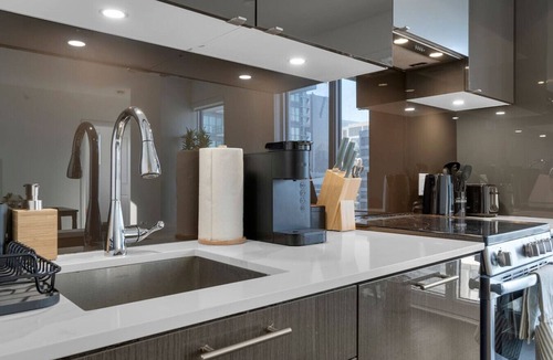 Downtown Toronto Hotel | Luxe Suites - Eaton Centre/Dundas Square