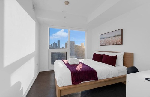Downtown Toronto Hotel | Luxe Suites - Eaton Centre/Dundas Square