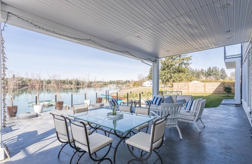 Langley House | luxurious 2- acre, 5000 sft custom-build house with private lake front