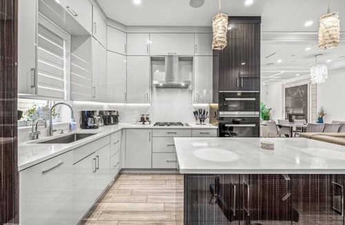 Kitsilano House | Luxurious 4BR| King Bed w/Jacuzzi+Sauna| Rooftop