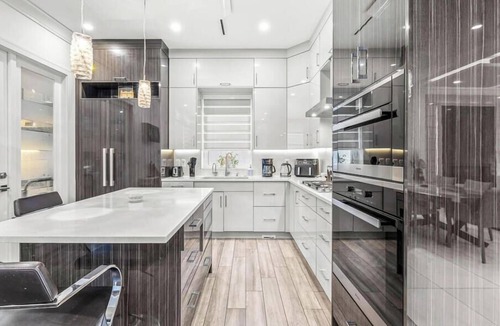 Kitsilano House | Luxurious 4BR| King Bed w/Jacuzzi+Sauna| Rooftop