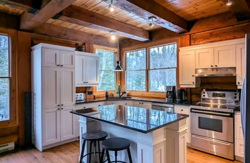 Lac-Superieur Ski Chalet | Luxurious 5 bedroom Chalet Pet-Friendly pool table, AC, spa, pool, tennis, lake