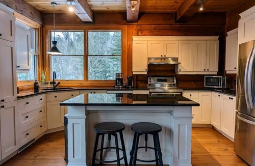 Lac-Superieur Ski Chalet | Luxurious 5 bedroom Chalet Pet-Friendly pool table, AC, spa, pool, tennis, lake