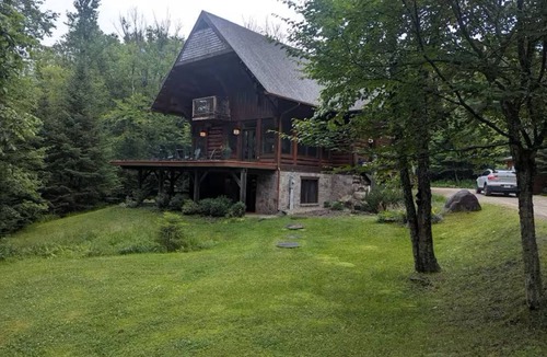 Lac-Superieur Ski Chalet | Luxurious 5 bedroom Chalet Pet-Friendly pool table, AC, spa, pool, tennis, lake