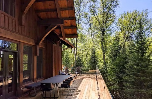 Lac-Superieur Ski Chalet | Luxurious 5 bedroom Chalet Pet-Friendly pool table, AC, spa, pool, tennis, lake