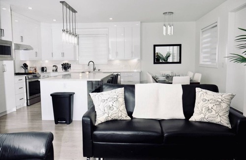 Abbotsford House | Luxurious 6BR, 5BA Arcade, Fire, Table, Near Airport