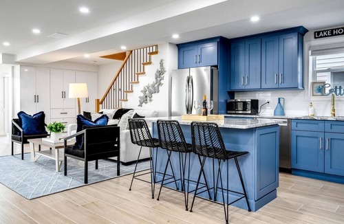 Kingsville House | Luxurious Beachfront Rental with Hot-Tub and Yard in Canada
