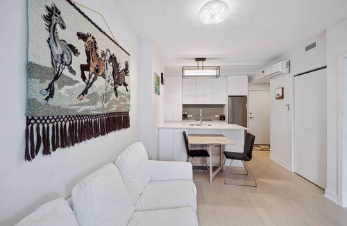 Downtown Montreal Apartment | Luxurious Downtown Condo, 3 minutes to the Metro