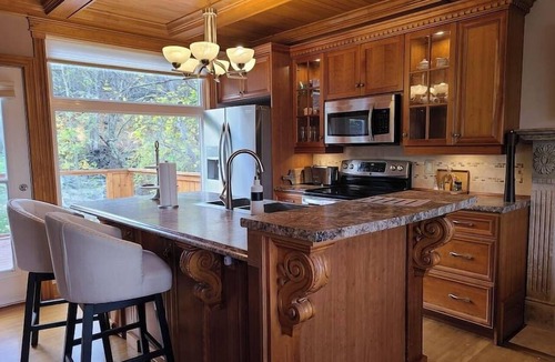 North End Apartment | Luxurious & Elegant With Waterfalls & Water Views