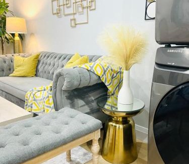 Walkerville Apartment | Luxurious High Ceiling, King Bed, indoor parking