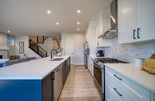Calgary House | Luxurious Home; 6 Bdrm 3 Living Spaces & AC