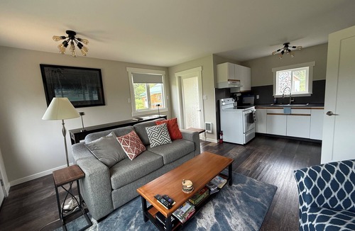 Atlin House | Luxurious private Atlin retreat w/hot tub under the stars, BBQ and fire pit!!